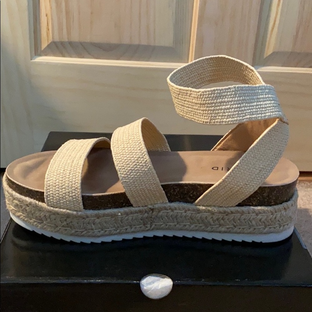 NWT tan raffia stretch band espadrille flatform